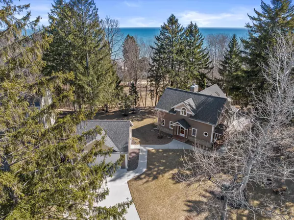 4984 Lake Bluff Rd, Port Washington, WI 53074