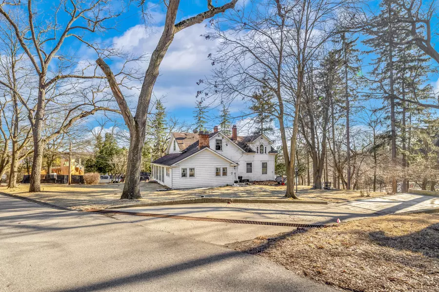 491 N Lower Gardens Rd, Fontana, WI 53125
