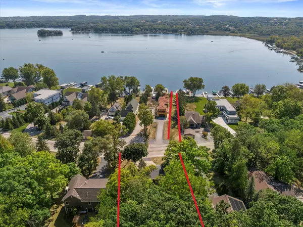 N26W30292 Maple Ave, Delafield, WI 53072