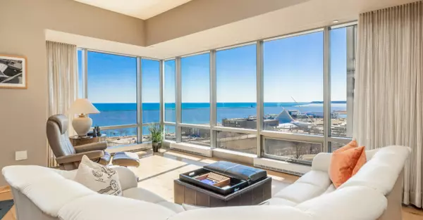 923 E Kilbourn Ave Unit 802, Milwaukee, WI 53202