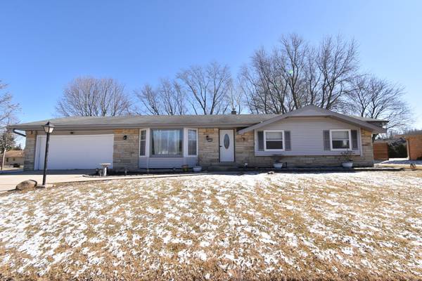 7934 S Verdev Dr, Oak Creek, WI 53154