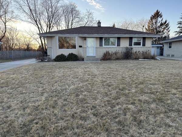 W147N8463 Manchester Dr, Menomonee Falls, WI 53051