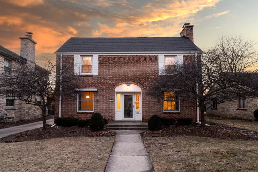 2565 N 91st St, Wauwatosa, WI 53226