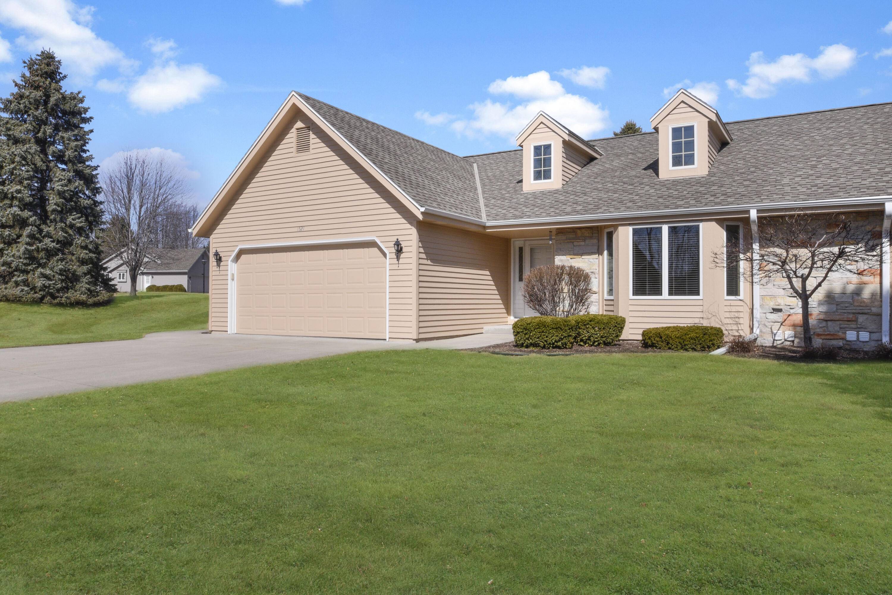 1521 Ridgewood Dr, West Bend, WI 53095