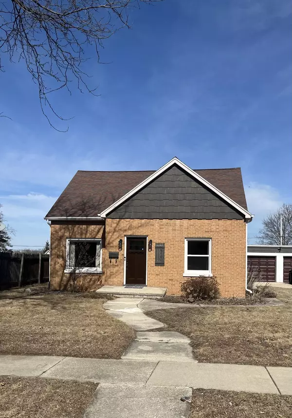 520 Roosevelt Dr, West Bend, WI 53090