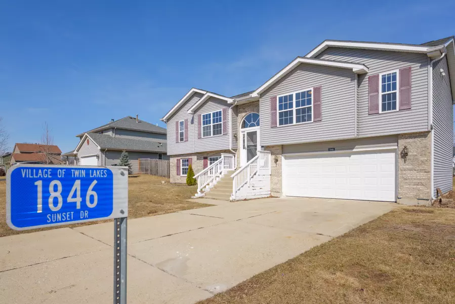 1846 Sunset Dr, Twin Lakes, WI 53181