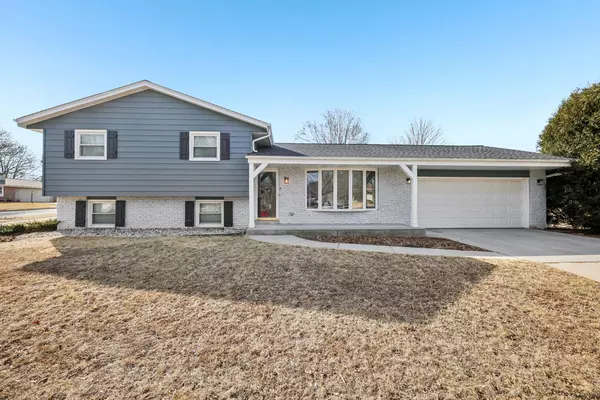 1021 Janet Pl, West Bend, WI 53095