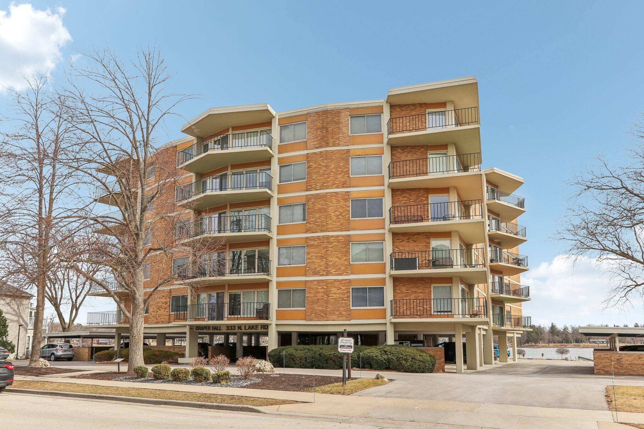 333 N Lake Rd Unit 203, Oconomowoc, WI 53066