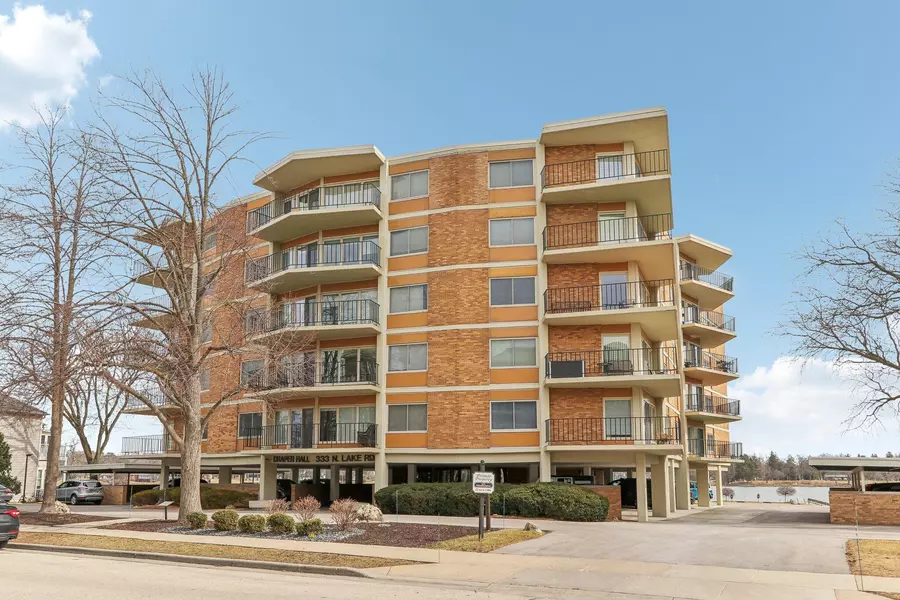 333 N Lake Rd Unit 203, Oconomowoc, WI 53066