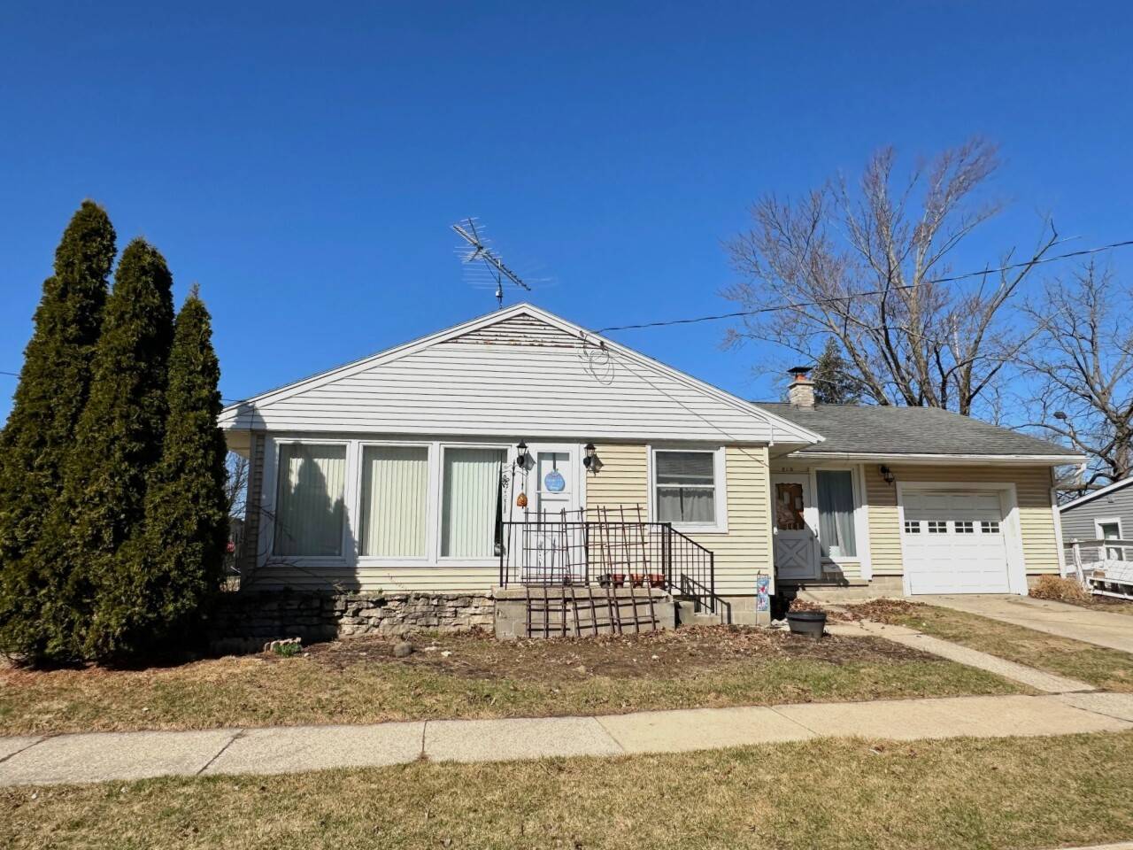 Watertown, WI 53094,210 S 6th St