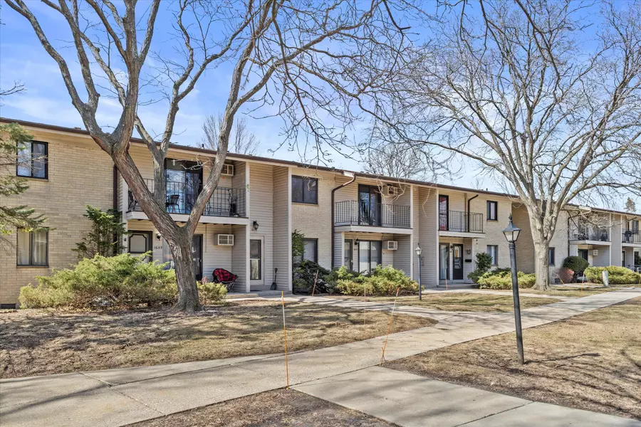 1681 S Coachlight Dr, New Berlin, WI 53151