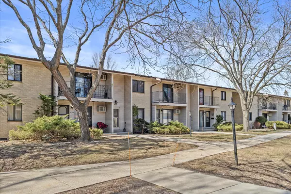 1681 S Coachlight Dr, New Berlin, WI 53151