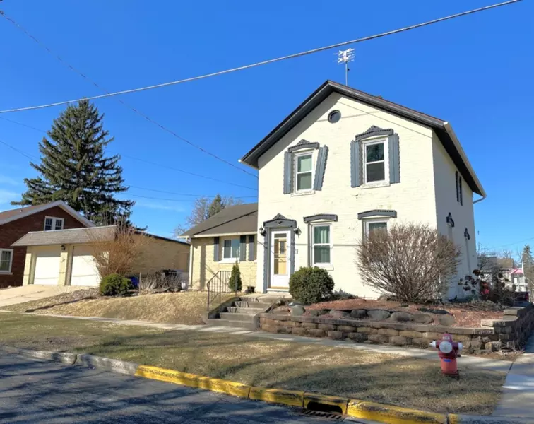 512 Dewey Ave, Watertown, WI 53094