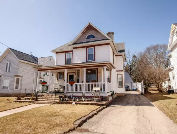 407 S College Ave, Fox Lake, WI 53933
