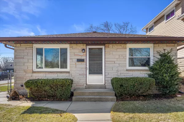 2931 E Bottsford Ave, Saint Francis, WI 53235