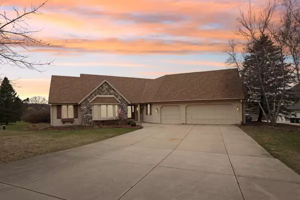 W299N1853 Windridge Ct, Delafield, WI 53072