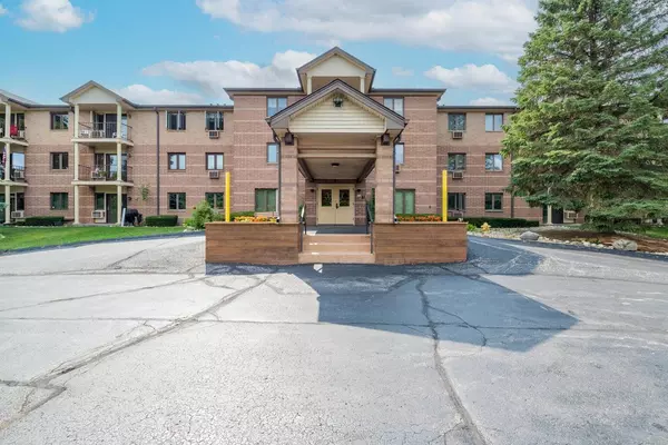 530 N Silverbrook Dr Unit 125, West Bend, WI 53090