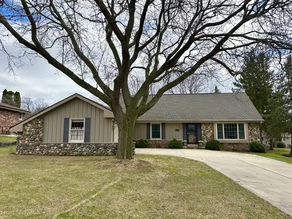 4560 S Raven Ln, New Berlin, WI 53151