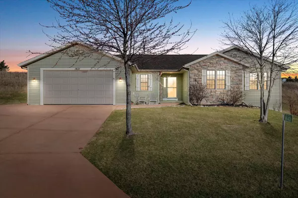 W1401 Valley View Ct, Ixonia, WI 53036