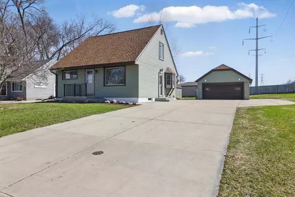 4464 S 48th St, Greenfield, WI 53220