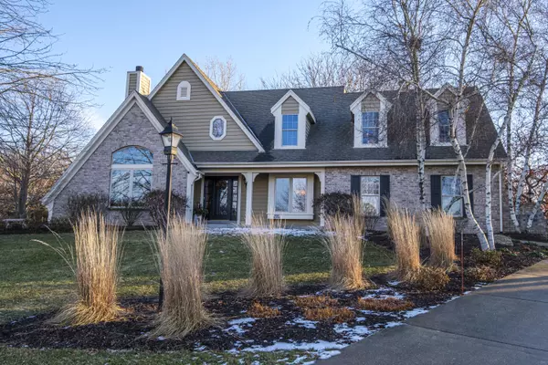 W295N1750 Prairiewood Ct, Delafield, WI 53072