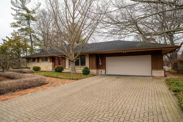 2341 W Kenboern Dr, Glendale, WI 53209