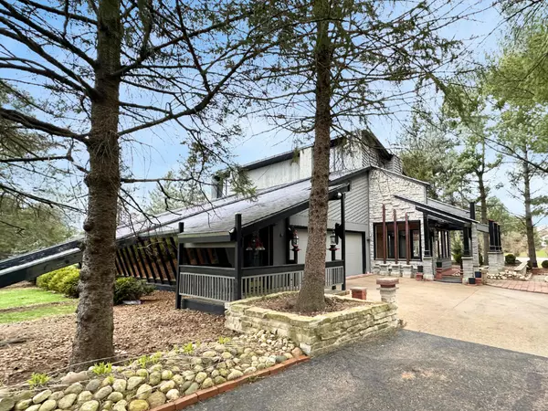 N59W35530 Sulky Ct, Oconomowoc, WI 53066