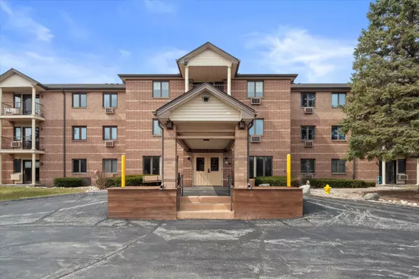 530 N Silverbrook Dr Unit 112, West Bend, WI 53090