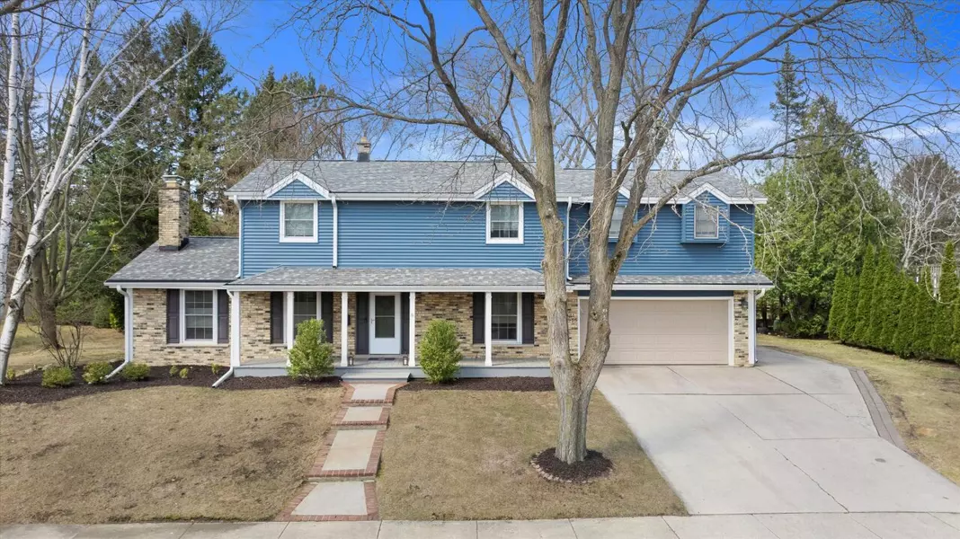 W61N955 Glenwood Dr, Cedarburg, WI 53012