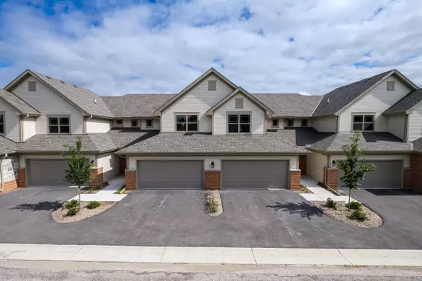 165 Aerie Cir Unit 104, Brookfield, WI 53045