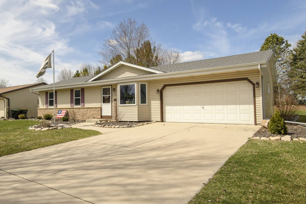 W196N16581 Hawthorn Dr, Jackson, WI 53037