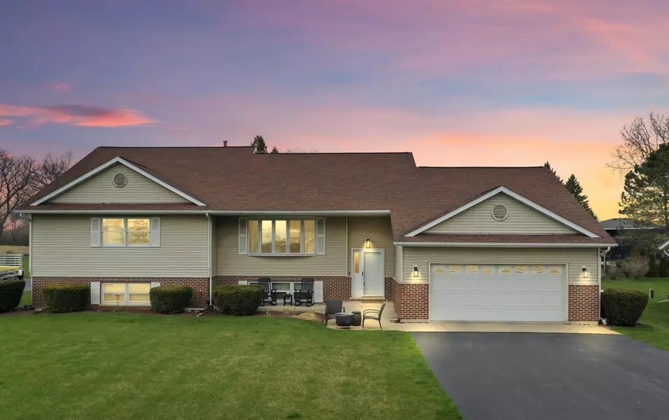 1142 Spyglass Ct, Twin Lakes, WI 53181