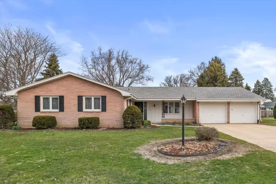 218 Hollow Creek Rd, Wind Point, WI 53402