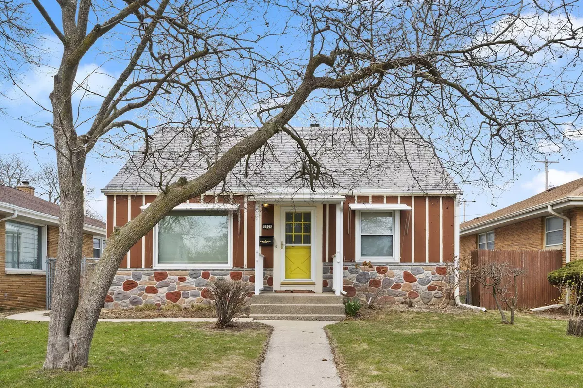 Glendale, WI 53217,5575 N Navajo Ave