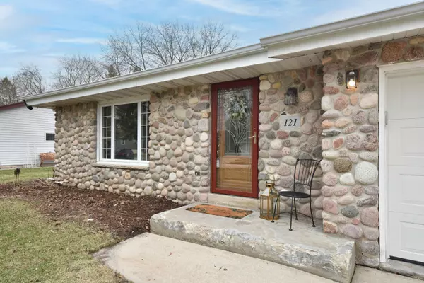 121 W Niesen Dr, Saukville, WI 53080