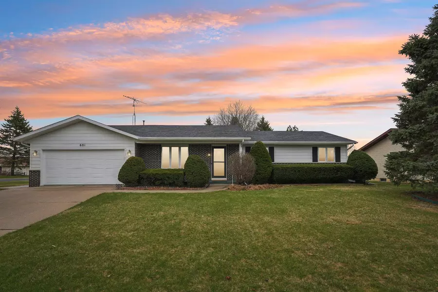 601 Maple Crest Ln, Watertown, WI 53094