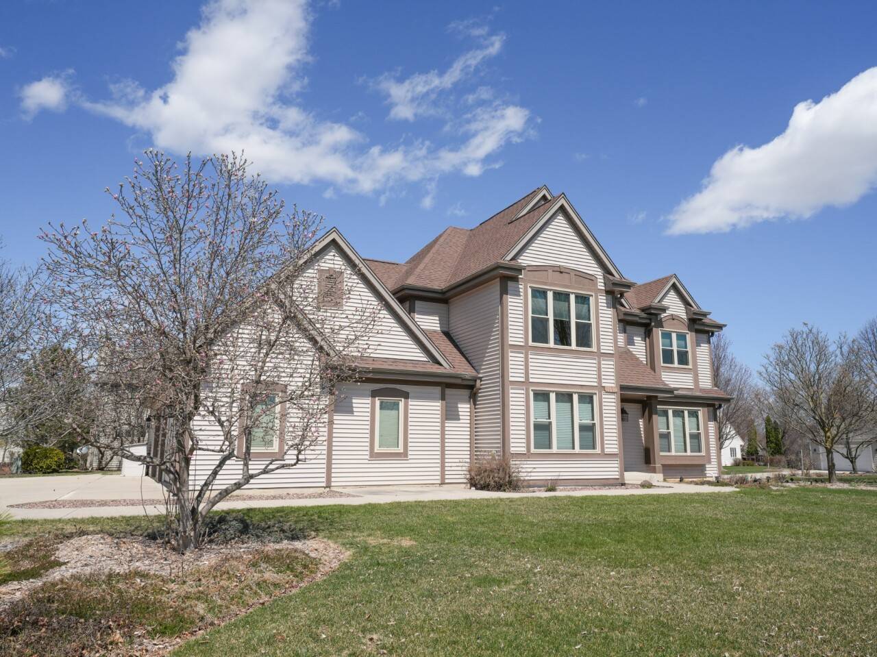 8800 W Marshfield Ct, Franklin, WI 53132