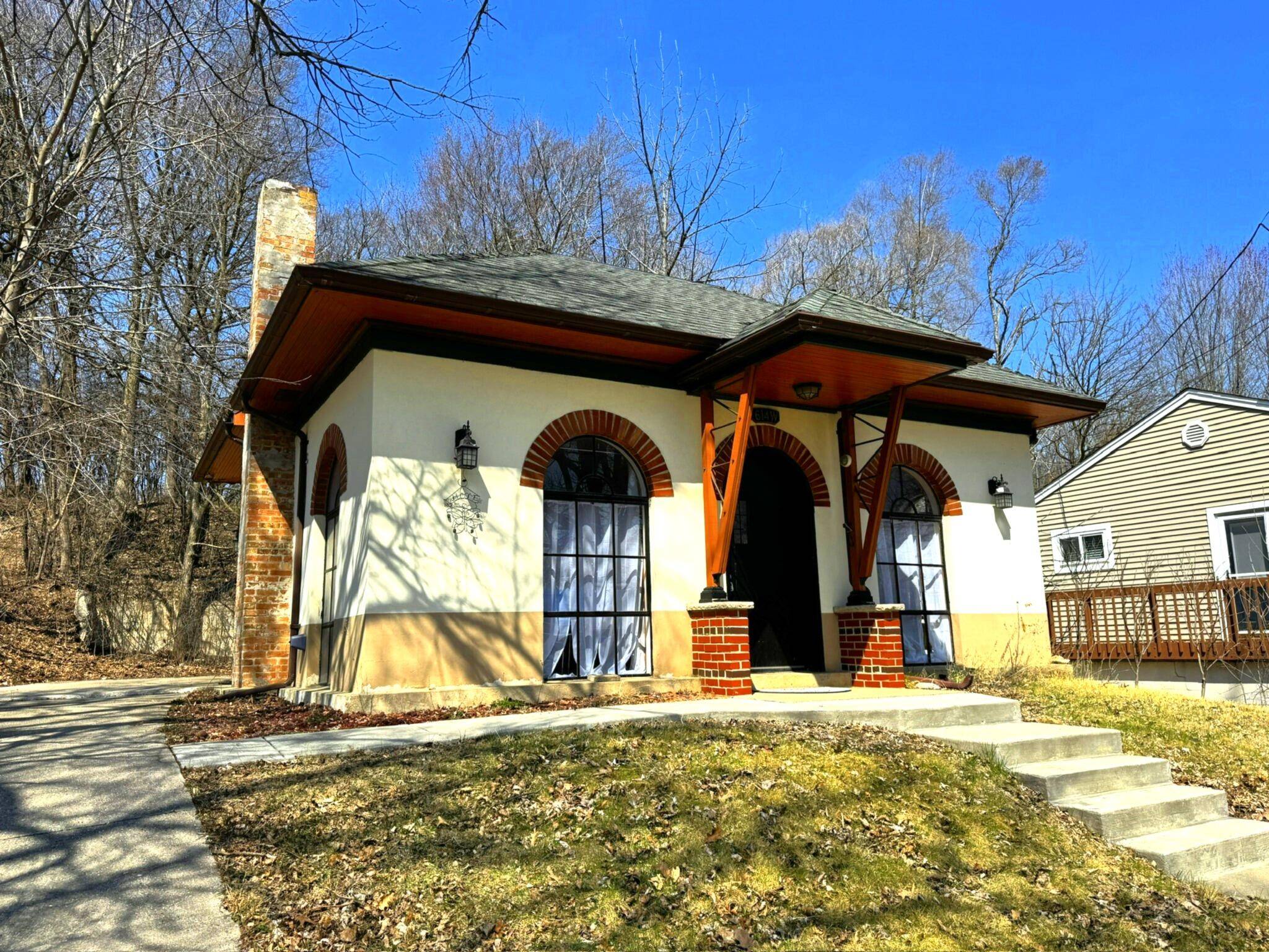 614 W Capitol Dr, Hartland, WI 53029