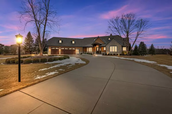 9882 W Saint Stephans Dr, Franklin, WI 53132