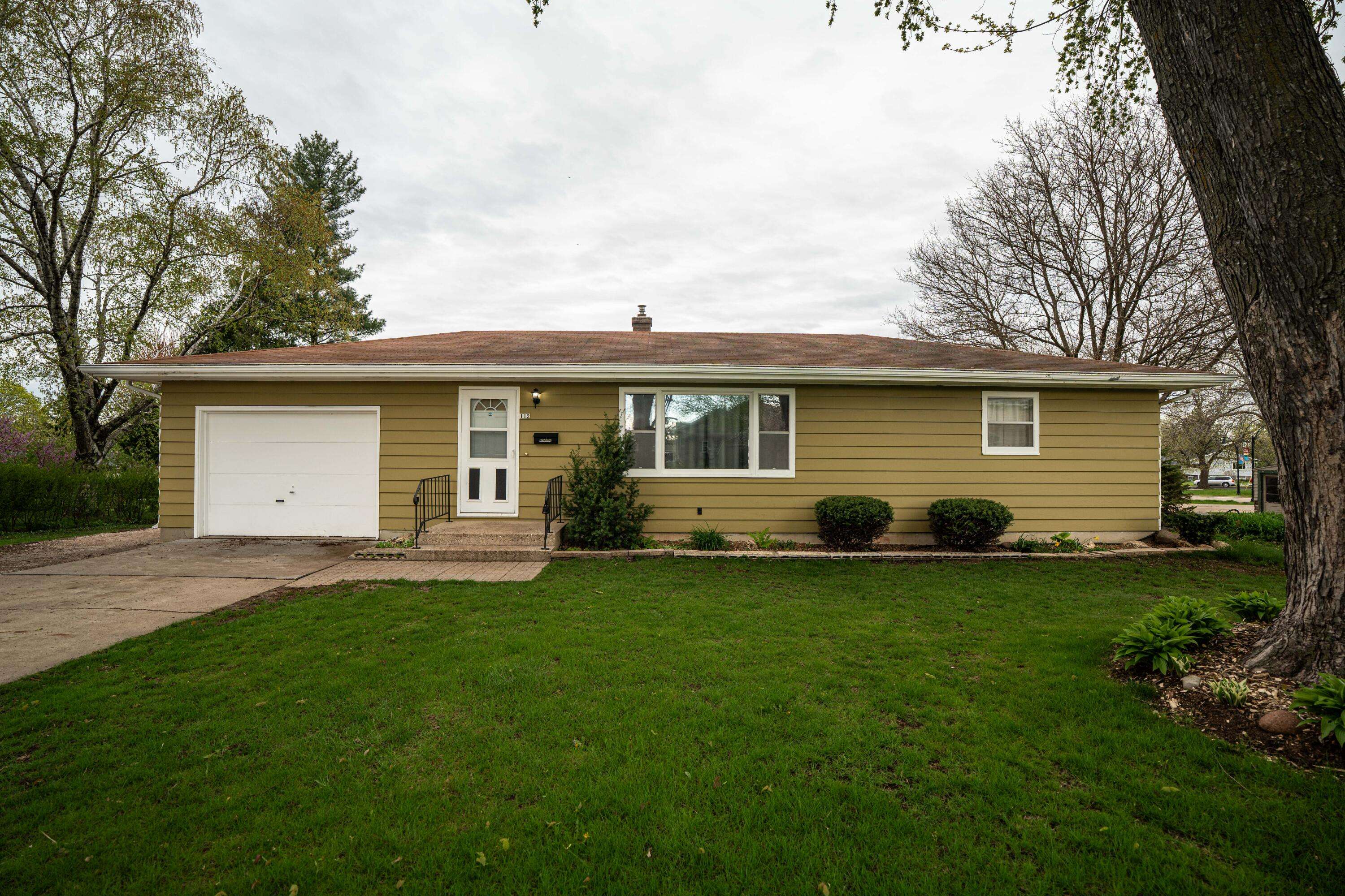 112 Howard St,  Marshall,  WI 53559