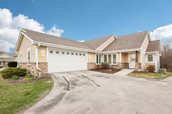 6169 W Woodview Ct, Greenfield, WI 53220