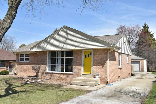 7330 N Navajo Rd, Fox Point, WI 53217