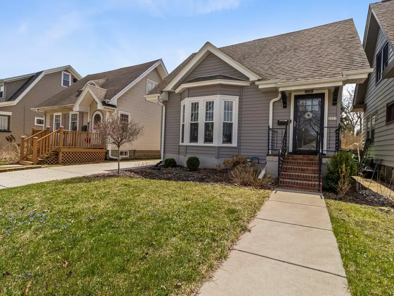 2007 E Jarvis St, Shorewood, WI 53211