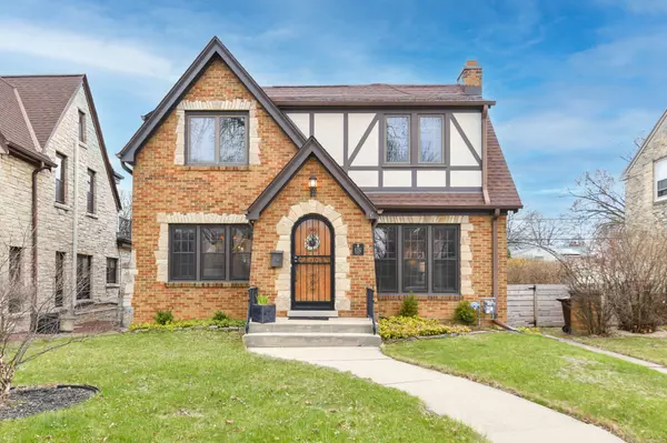 4392 N Wildwood Ave, Shorewood, WI 53211