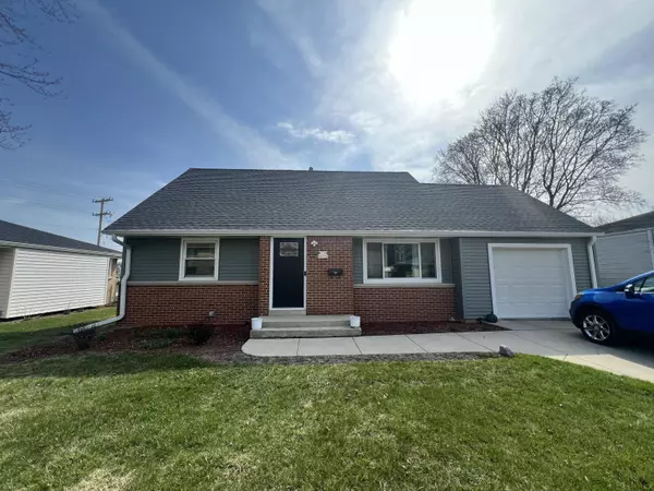 W158N9026 Charles Dr, Menomonee Falls, WI 53051