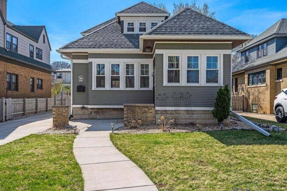 2539 N 72nd St, Wauwatosa, WI 53213
