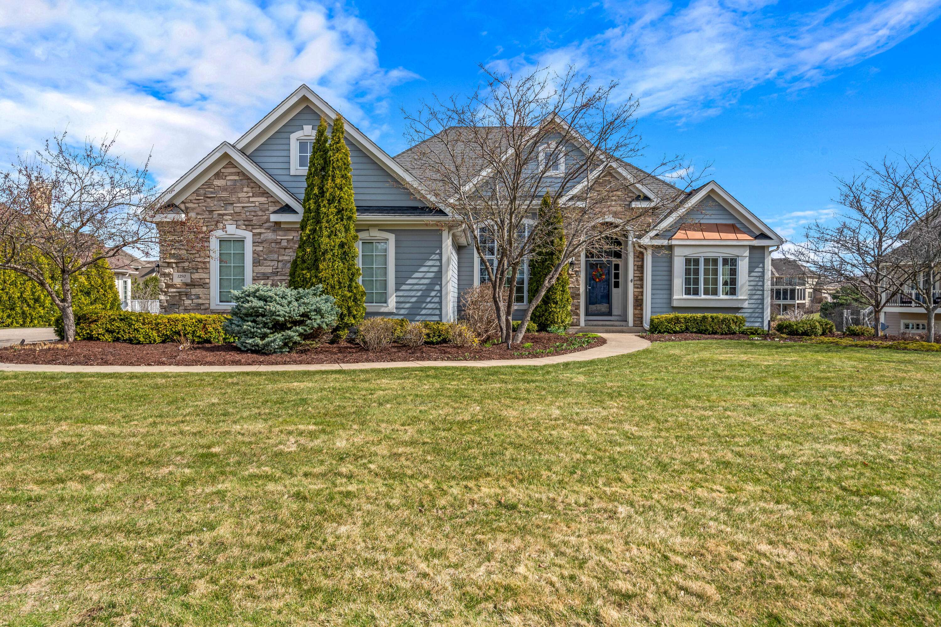 1293 Mary Hill Cir,  Hartland,  WI 53029