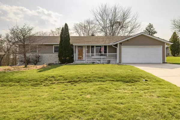 W185N8995 St James Dr, Menomonee Falls, WI 53051