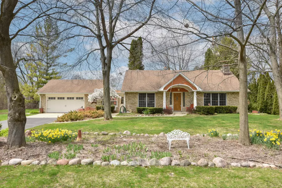 171 Highview Dr, Cedarburg, WI 53012