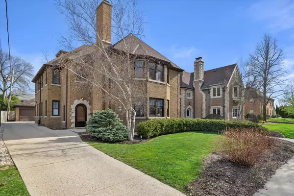 2512 E Marion St, Shorewood, WI 53211